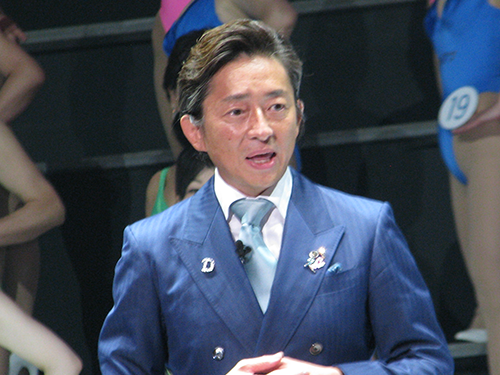 あいさつする徳田充孝理事長